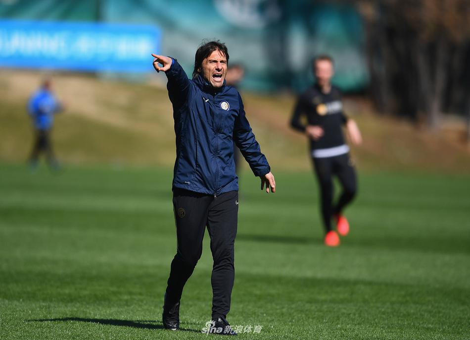 孔蒂在训练场边双手叉腰，目光如炬地注视着场上的每一次攻防转换，他的身影在夕阳下显得格外坚定，仿佛一座灯塔指引着球队前进的方向。