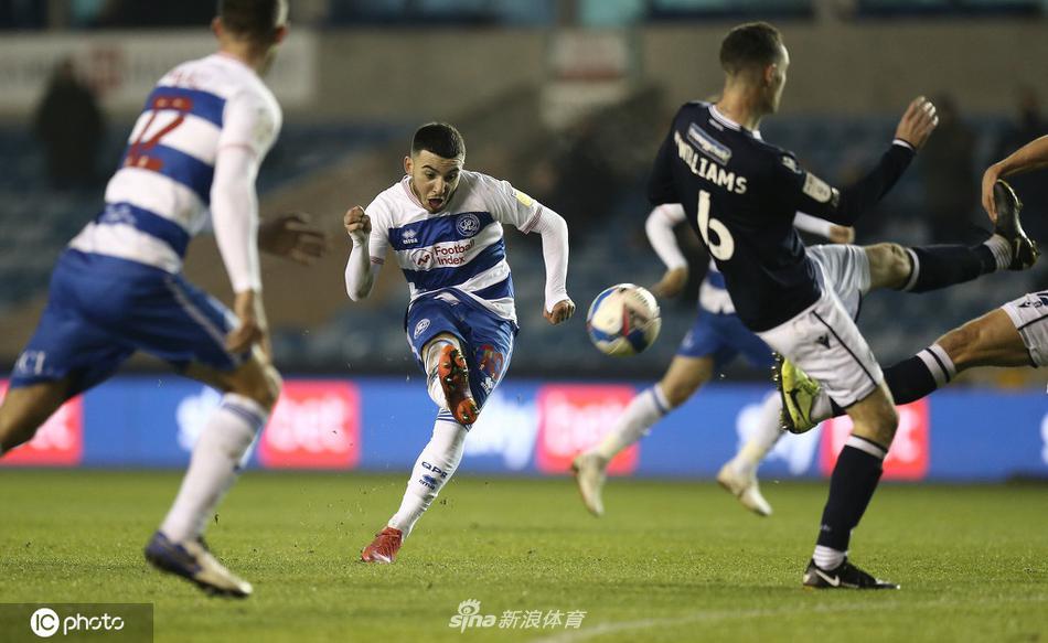 米尔沃尔的进球功臣博德瓦尔松在破门瞬间，皮球如出膛炮弹般飞入网窝，他身前的草皮因激烈的拼抢而翻起，定格了这力挽狂澜的一刻。