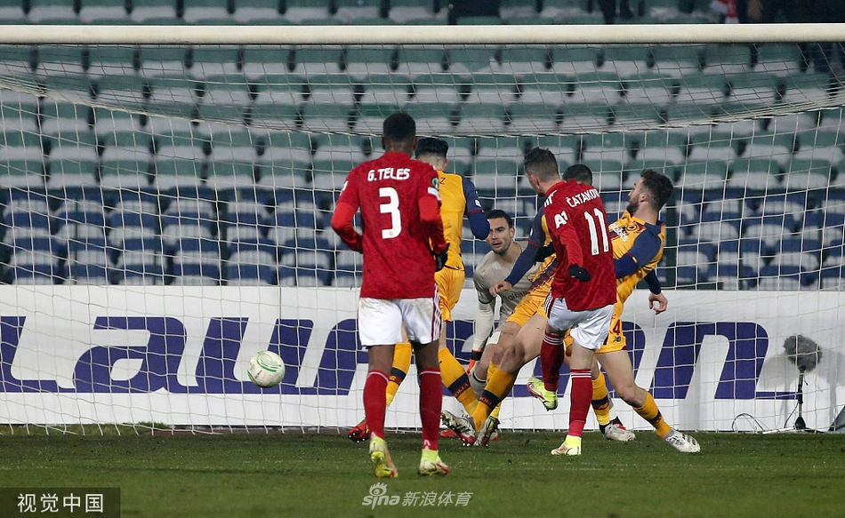 比赛结束后，罗马球员向远道而来的客场球迷看台致意，球迷们挥舞围巾形成红色的海洋，客场之旅以一场胜利画上完美句号。