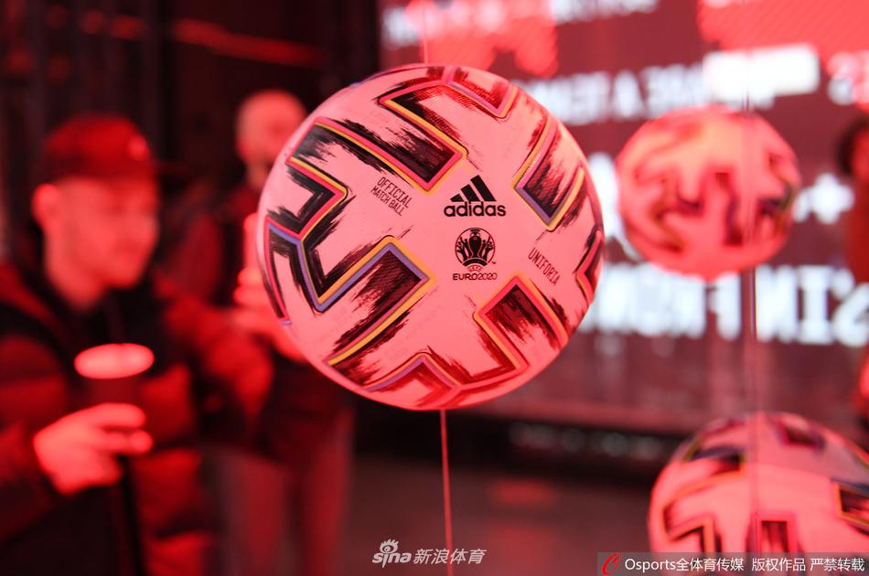 模特背对镜头展示球衣全貌，正红色的主色调沉稳大气，然而背部简洁的剪裁下，袖口那抹颠倒的色彩顺序，却让整件球衣陷入了尴尬的舆论漩涡。