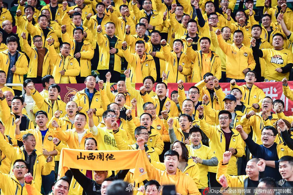 山西主场化身黄色海洋，球迷们统一身着黄色助威衫，随着比赛节奏挥舞手臂，掀起一波又一波人浪，将现场气氛推向第一个高潮。