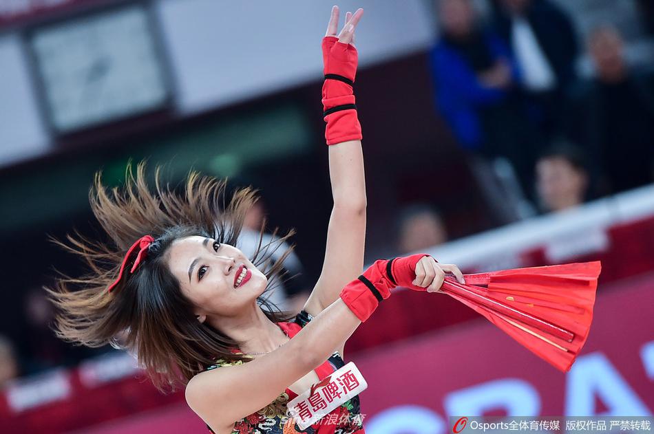 山西篮球宝贝们身着统一靓丽的服装，在球场中央翩翩起舞，她们的笑容如冬日暖阳，瞬间点燃了全场球迷的激情。