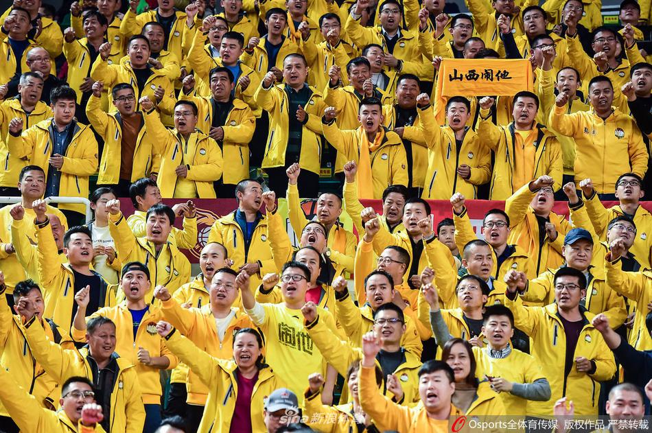 终场哨响，山西主场球迷久久不愿离去，他们高举双臂，欢呼雀跃，用最灿烂的笑容庆祝球队取得一场酣畅淋漓的大胜。