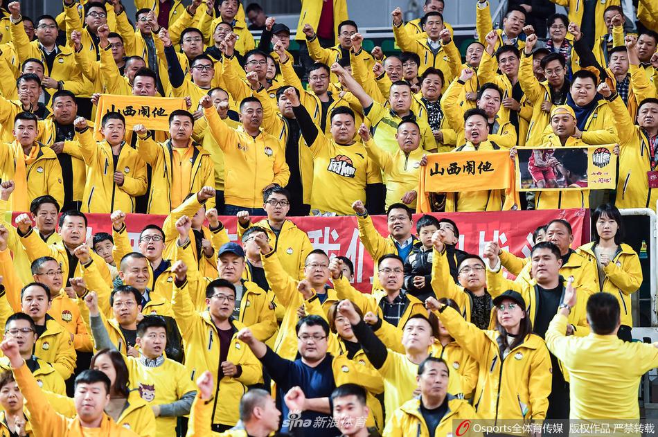 山西外援富兰克林持球突破瞬间，面对吉林队的严防死守，他眼神坚毅，现场球迷的呐喊声随着他的每一次运球而起伏。