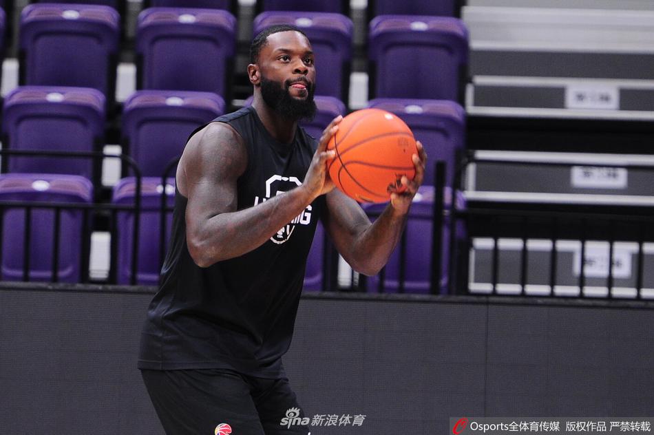 随着篮球应声入网,郭艾伦的脸上露出了坚毅的神情,每一次精准的命中都像是在向外界宣告他的强势回归。