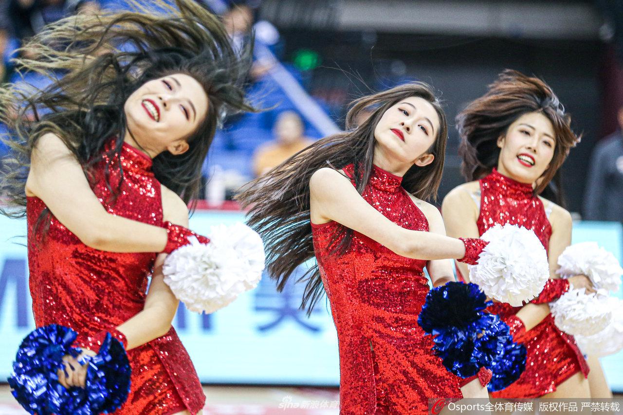 舞台上篮球宝贝笑容灿烂绽放,双手伸展间仿佛将快乐传递给每一位现场观众