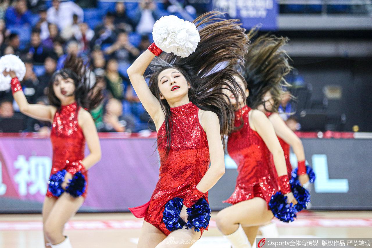 热舞高潮时刻,篮球宝贝甩动秀发,动感身姿与赛场灯光交相辉映,引爆全场热情