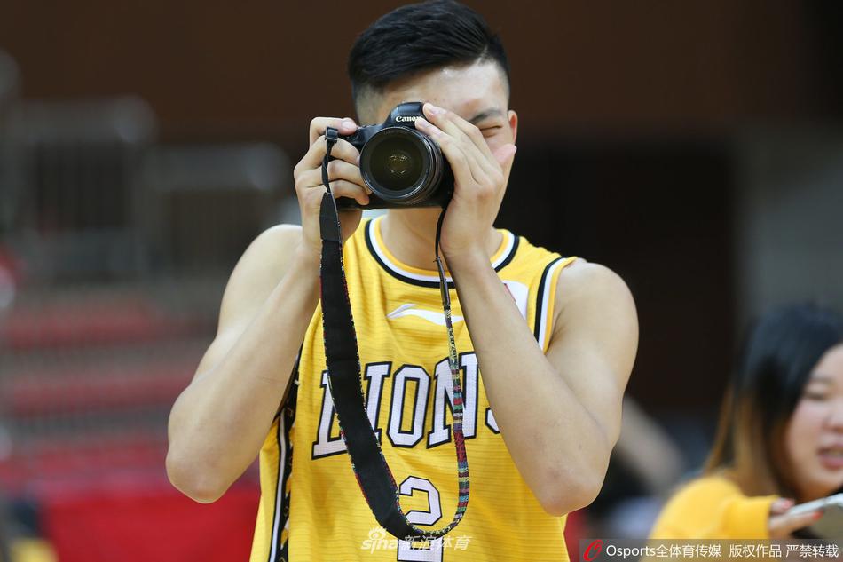 台湾名将刘铮摆出利落的姿势,作为侧翼防守大闸,他招牌式的抢断如同他在镜头前的眼神一样犀利,新赛季他将以百分之一百一的状态满血回归。