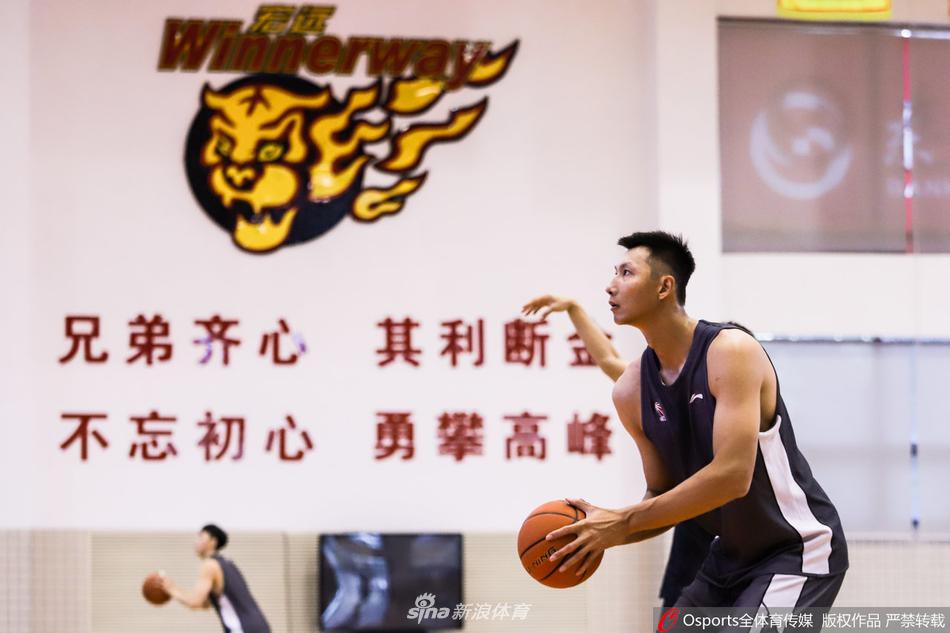 训练结束后,易建联独自加练罚球,直到命中预定的数量才肯离场。空旷的球场见证了他日复一日的坚持,也必将见证新赛季的荣耀时刻。