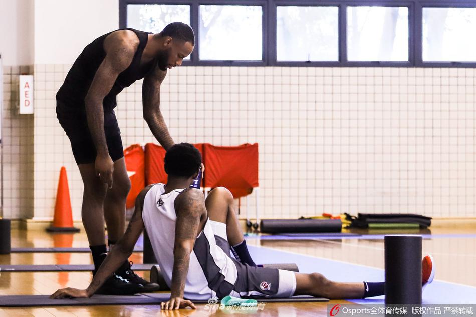 汗水如雨般洒落,易建联在体能教练的监督下进行折返跑,他那坚定的眼神穿透镜头,向所有年轻球员传递着唯有苦练方能成功的真谛。