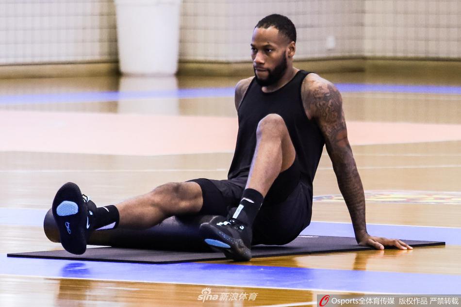 易建联在助教的协助下进行拉伸放松,即使是在训练的间隙,他也绝不放过任何一个细节,确保身体始终处于最佳的竞技状态。