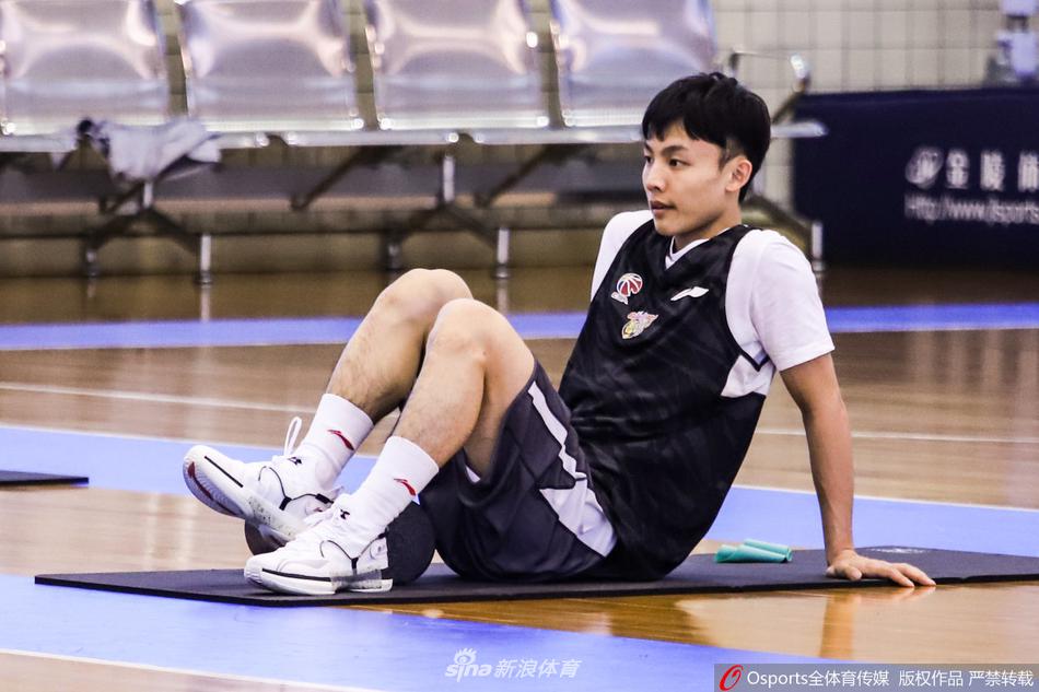 在力量房内,易建联正在进行高强度的核心力量训练,每一次肌肉的绷紧与发力,都雕刻着他十几年如一日的自律与坚持。