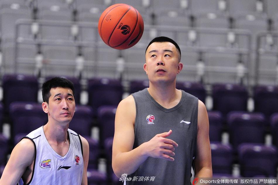 完成一组高强度投篮训练后,郭艾伦稍作喘息,但他的目光始终没有离开过篮球,那份专注与执着令人动容。