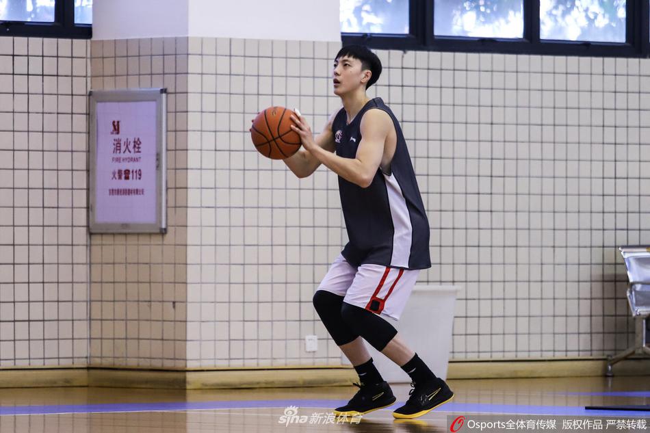 易建联在底角进行定点投篮练习,篮球在空中划出完美的弧线应声入网,身后的训练馆空旷而安静,只有篮球声见证着他的每一次专注与付出。