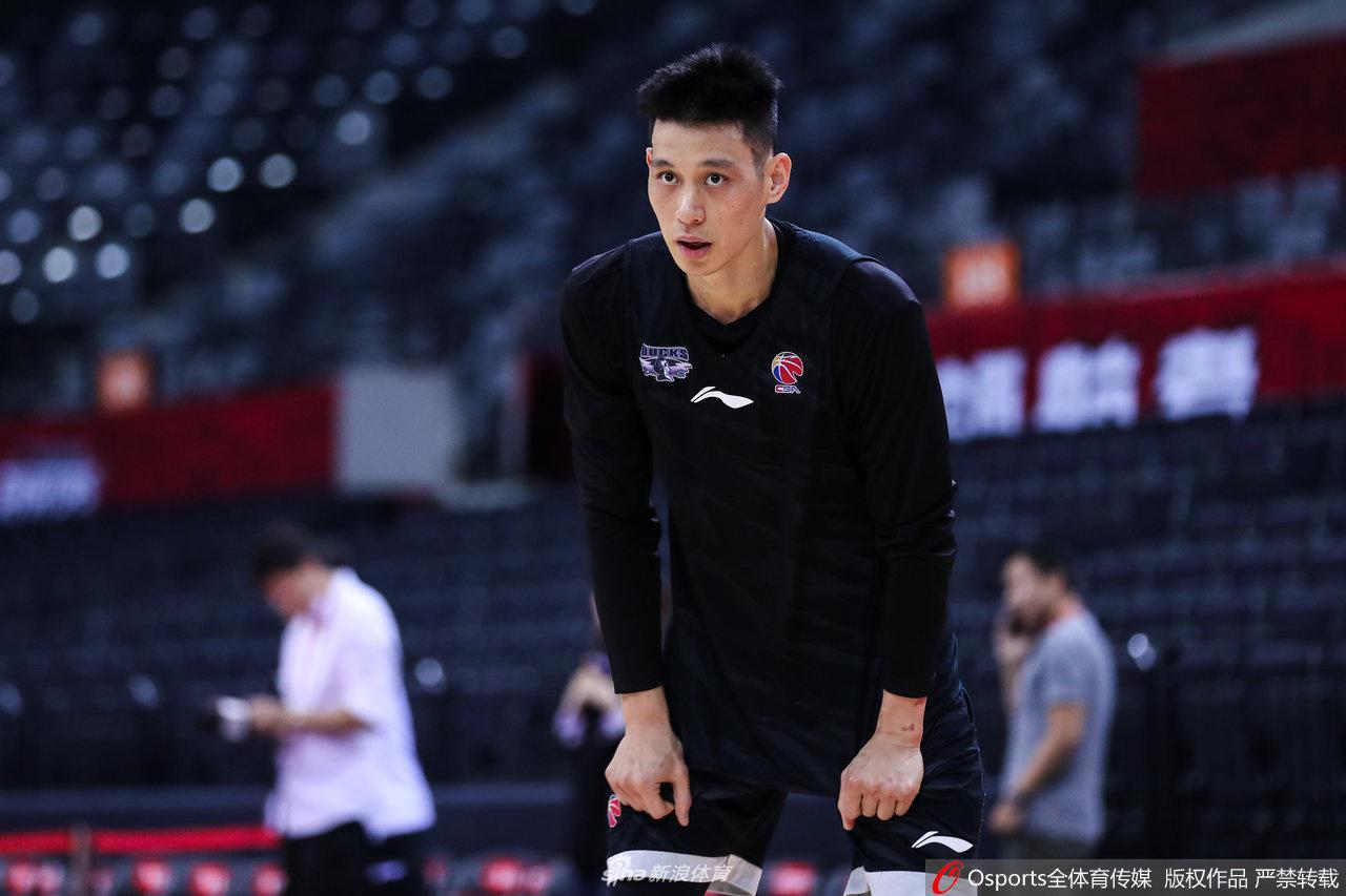 林书豪在深圳客场训练中神情专注，目光如炬，准备在即将到来的硬仗中证明自己。