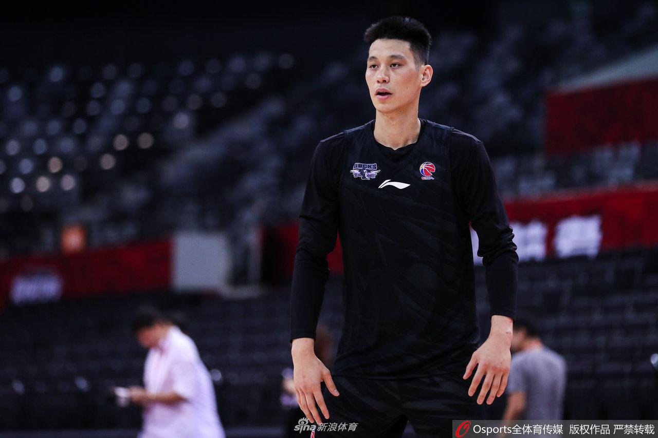 北京首钢球员在进行拉伸训练，放松肌肉，为今晚与深圳队的激烈对抗做足准备。