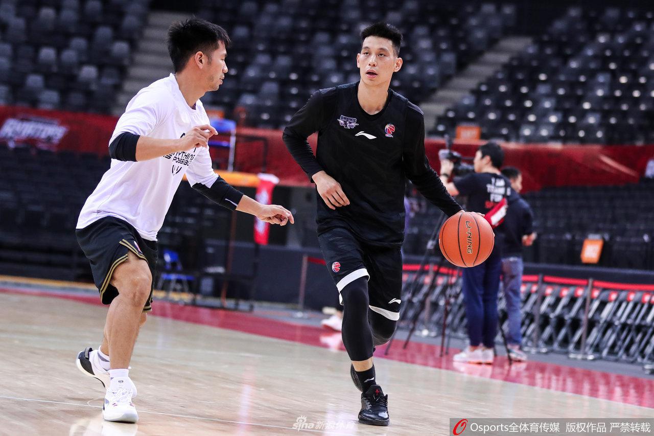 北京首钢全队进行赛前热身，气氛火热，大战前夕的深圳体育馆内弥漫着紧张的气息。