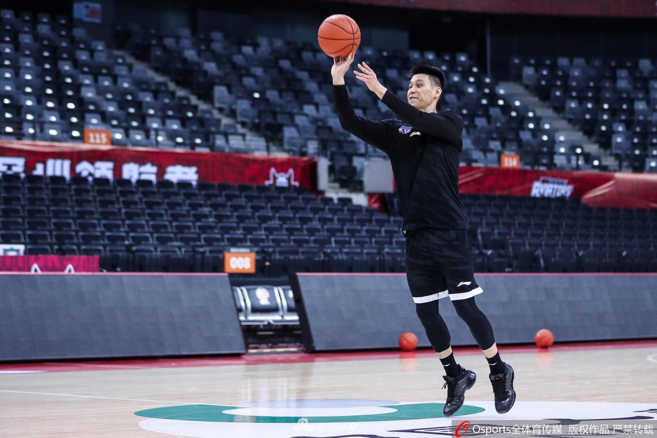 翟晓川在训练中表情严肃，作为锋线尖刀，他的空切和篮板将是首钢取胜的关键。