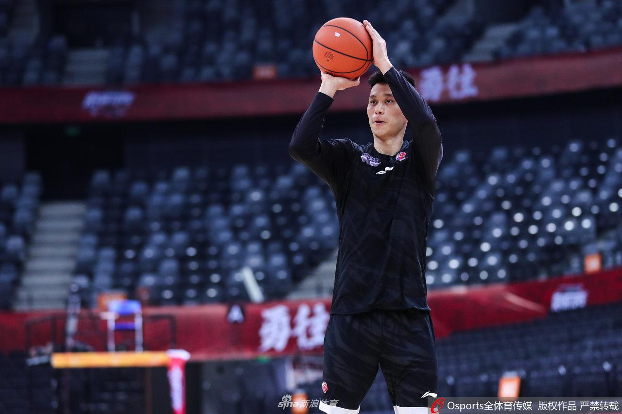 林书豪在训练间隙与主帅雅尼斯沟通，两人正商讨针对深圳队的防守战术。