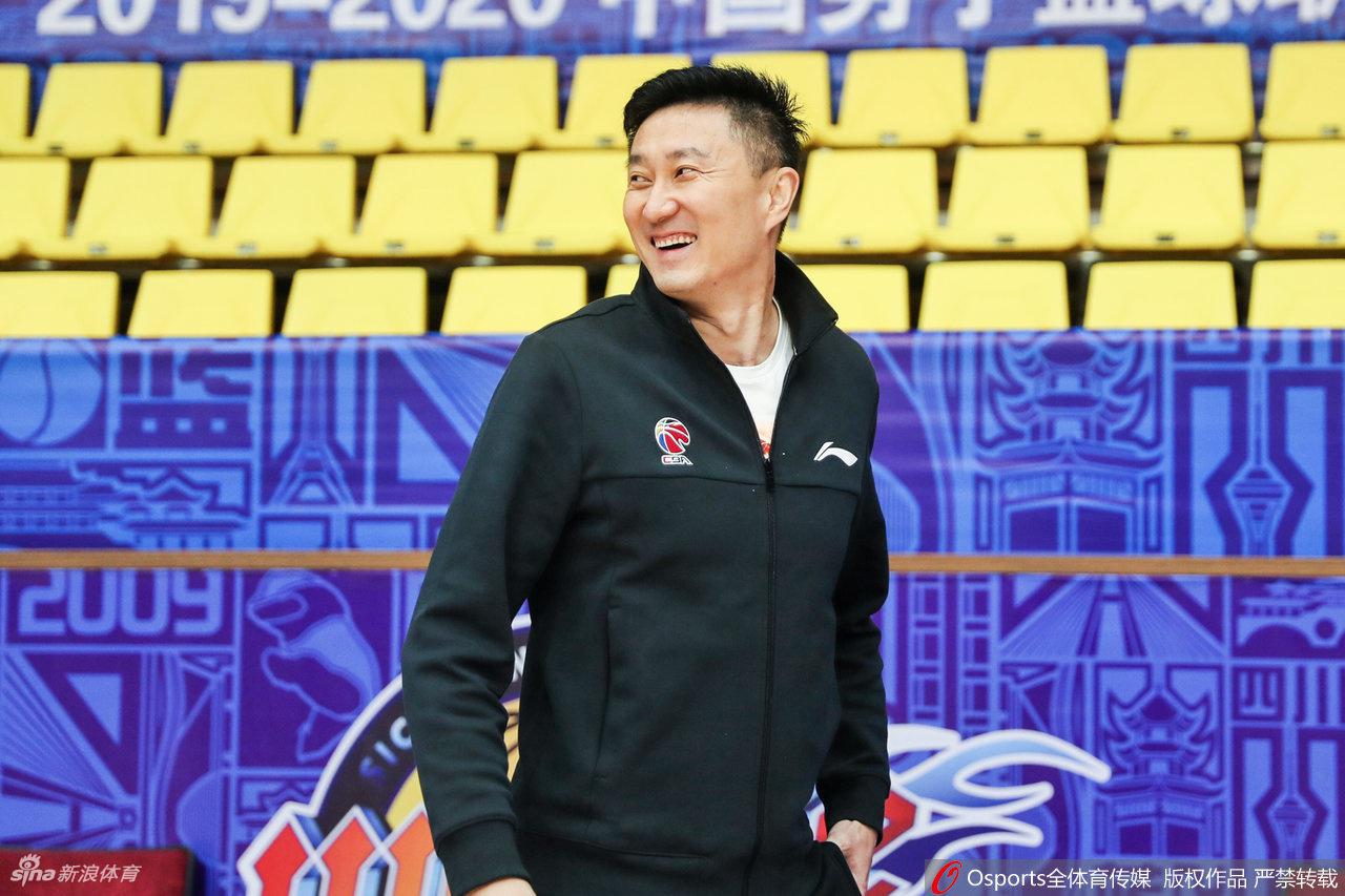 易建联完成一次漂亮的投篮后,身体在空中定格,出手点极高,令防守球员望尘莫及