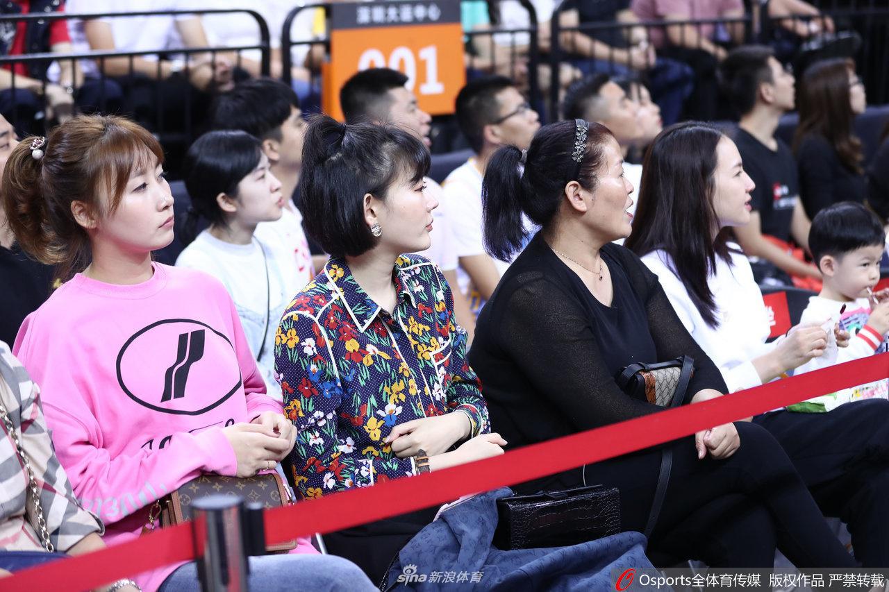 这位女球迷手里拿着助威棒，正在为场上的一次精彩抢断鼓掌叫好，脸上洋溢着抑制不住的兴奋，她的快乐仿佛能透过屏幕感染每一个看球的人。