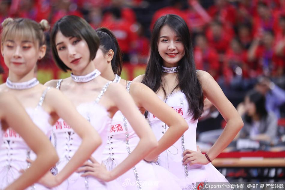伴随着动感的鼓点，一位宝贝手持闪耀的拉花彩球，马尾辫在空中划出优美的弧线，她眼神坚定地望向看台，用极具感染力的笑容与球迷进行着热烈互动。