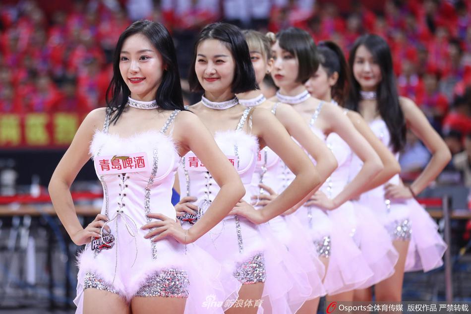 深圳啦啦队宝贝们身披金色战袍，在球场中央腾空跃起，发丝飞扬间仿佛燃烧的火焰，瞬间点燃了全场观众的肾上腺素。