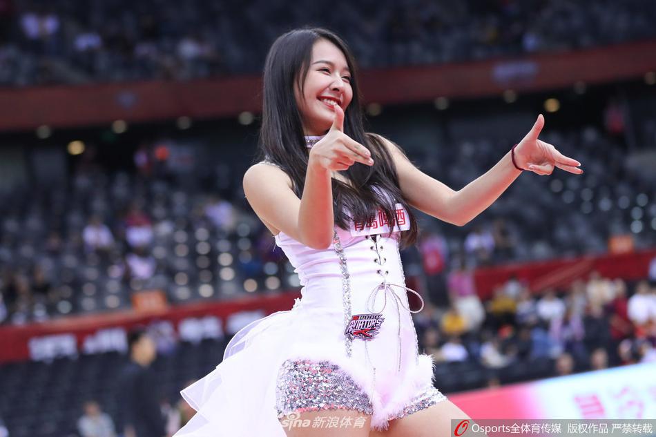 宝贝们变换队形，展现出了惊人的舞蹈默契。她们身着蓝白相间的青春套装，一字马等高难度动作信手拈来，举头投足间尽显扎实的舞蹈功底与无限激情。