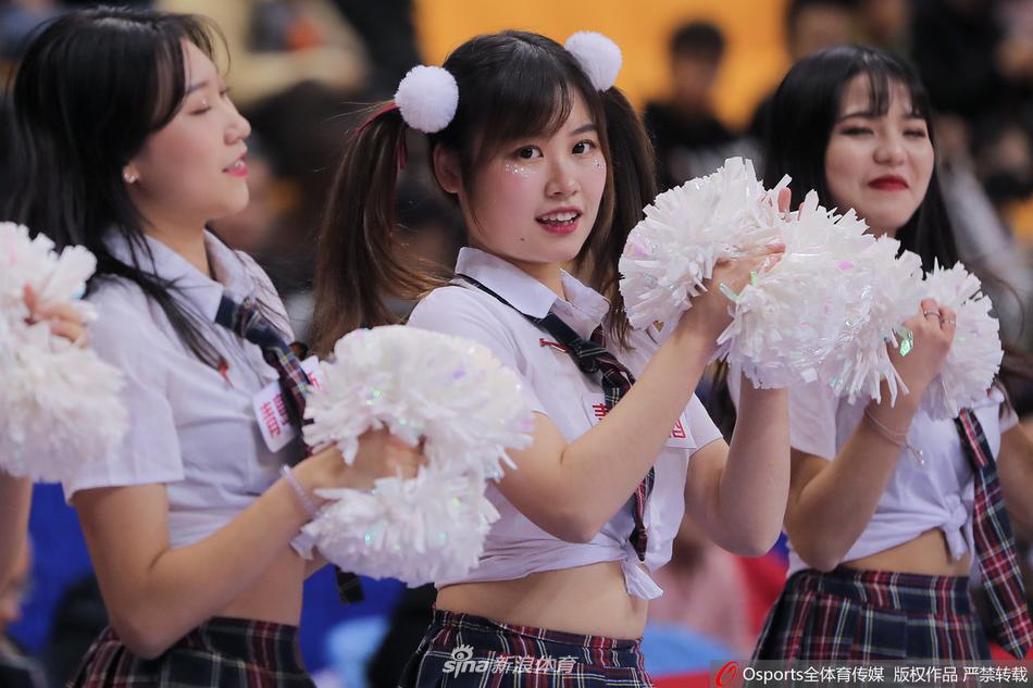 表演间隙，一位啦啦队宝贝对着看台比出可爱的半心手势，仿佛在与每一位支持主队的球迷进行无声的互动。她的甜美与真诚，在这一刻被镜头完美定格，成为这场篮球盛宴中最温柔的注脚。