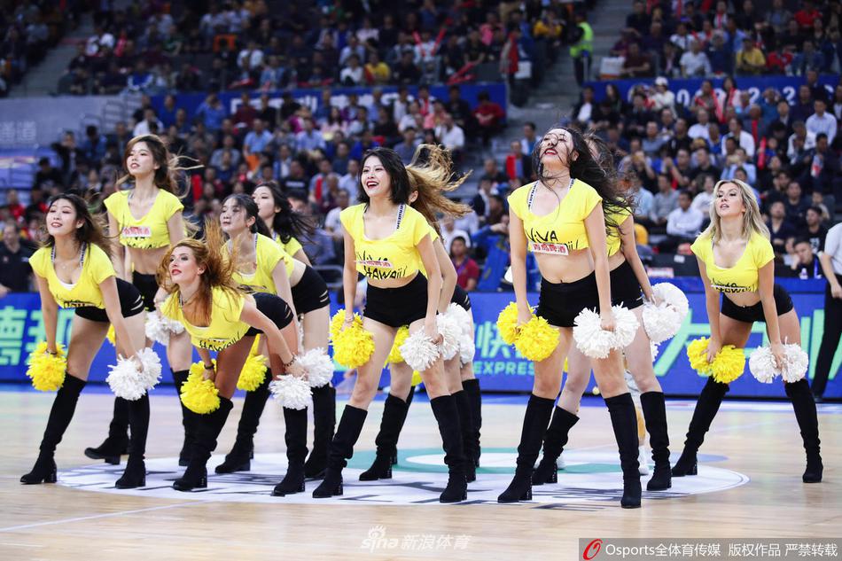 演出即将结束，六位篮球宝贝面向观众席摆出整齐划一的谢幕动作，她们身后的巨大LED屏幕依然闪耀着光芒，整个场馆的气氛在这一刻被她们的青春与热情彻底点燃。