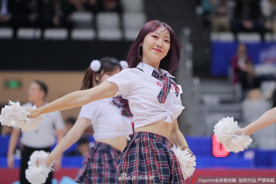 天津啦啦队宝贝们扎着利落的马尾，脸上洋溢着灿烂的笑容，她们身着蓝白相间的活力队服，在赛场中央随着动感音乐轻盈起舞，仿佛一群传递快乐与能量的蓝色精灵。