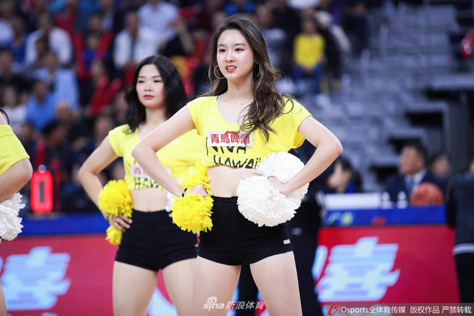 一位身材高挑的篮球宝贝在表演中回眸一笑，甜美的笑容如同冬日的暖阳，瞬间融化了赛场的紧张气氛，让人不禁感叹CBA赛场不仅有激烈的拼抢，更有如此动人的风景。