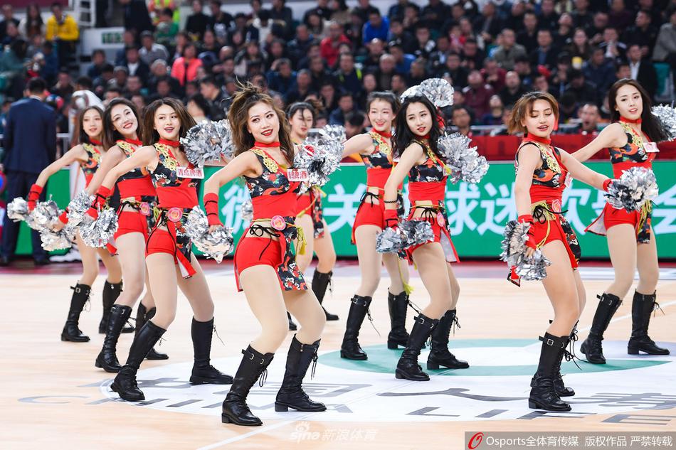 伴随着动感的音乐节奏，几位篮球宝贝正在场边进行托举表演，高难度的动作引来观众席阵阵欢呼与掌声，现场气氛热烈非凡。