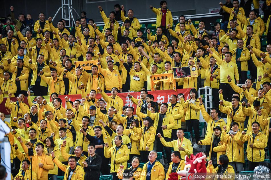 山西神射手原帅在三分线外冷静出手，皮球在空中划出完美弧线，身后的球迷看台满是期待的目光和即将爆发的欢呼。