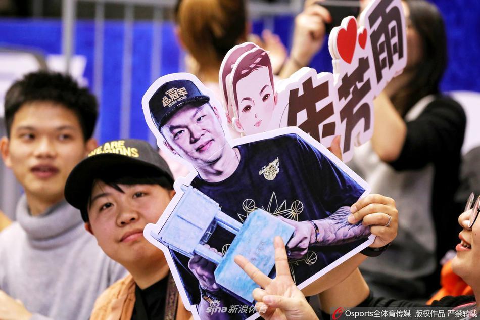 在天津队主场,热情的球迷高高举起自制的巨大横幅,红底白字醒目地写着“CBA历史得分王 易建联”,横幅下是密密麻麻用手机记录这一历史时刻的人群。
