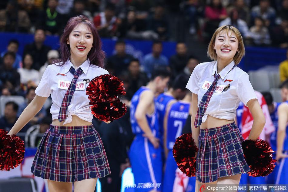 伴随着动感的音乐节拍,天津啦啦队的女孩们马尾辫高高甩起,整齐划一的动作瞬间点燃了全场观众的热情。