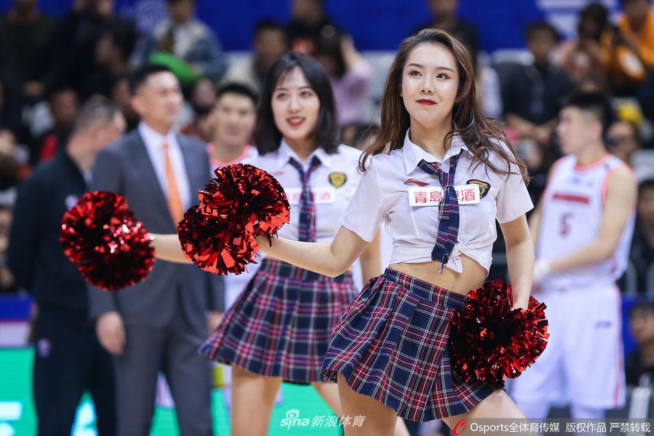 近距离特写镜头下,啦啦队员的笑容极具感染力,额头上的汗珠在灯光下闪闪发光,那是青春与热爱最好的证明。