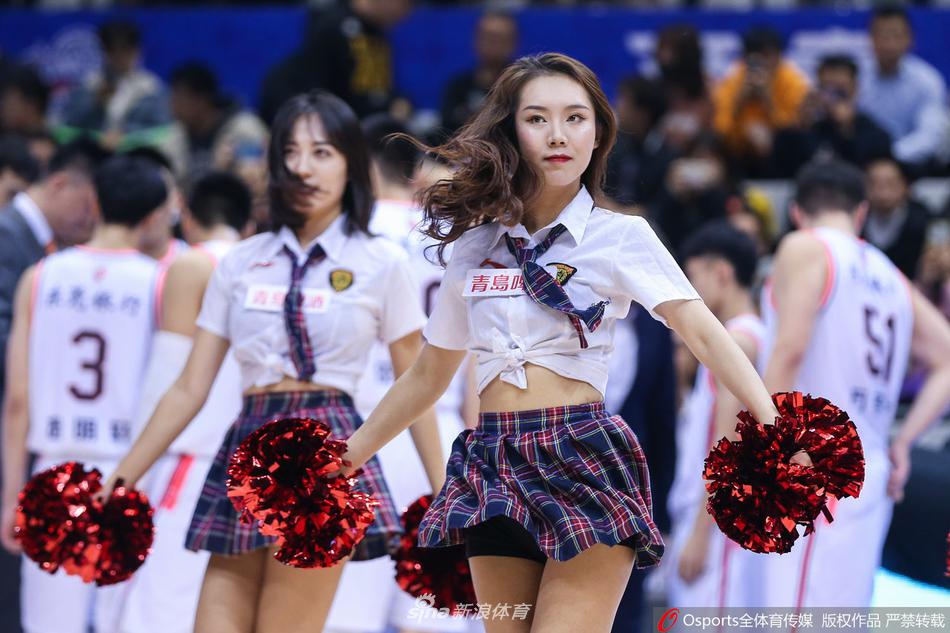 两名啦啦队员背对背热舞互动,她们默契的配合和动感的节奏,让紧张的比赛间隙变成了充满活力的舞蹈秀场。