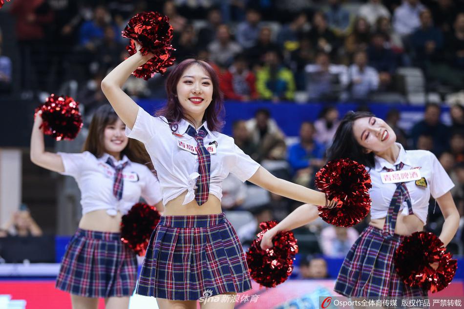 一名啦啦队员在聚光灯下高高跃起,轻盈的身姿如同精灵,她的活力与看台上挥舞的充气棒交相辉映,构成了一幅生动的赛场画面。