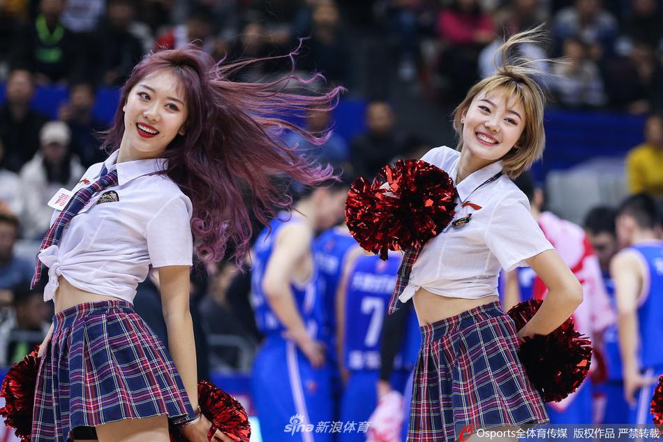 表演结束后,啦啦队员们向看台挥手致意,她们用一整晚的激情互动,为这场实力悬殊的比赛注入了温暖的人情味。