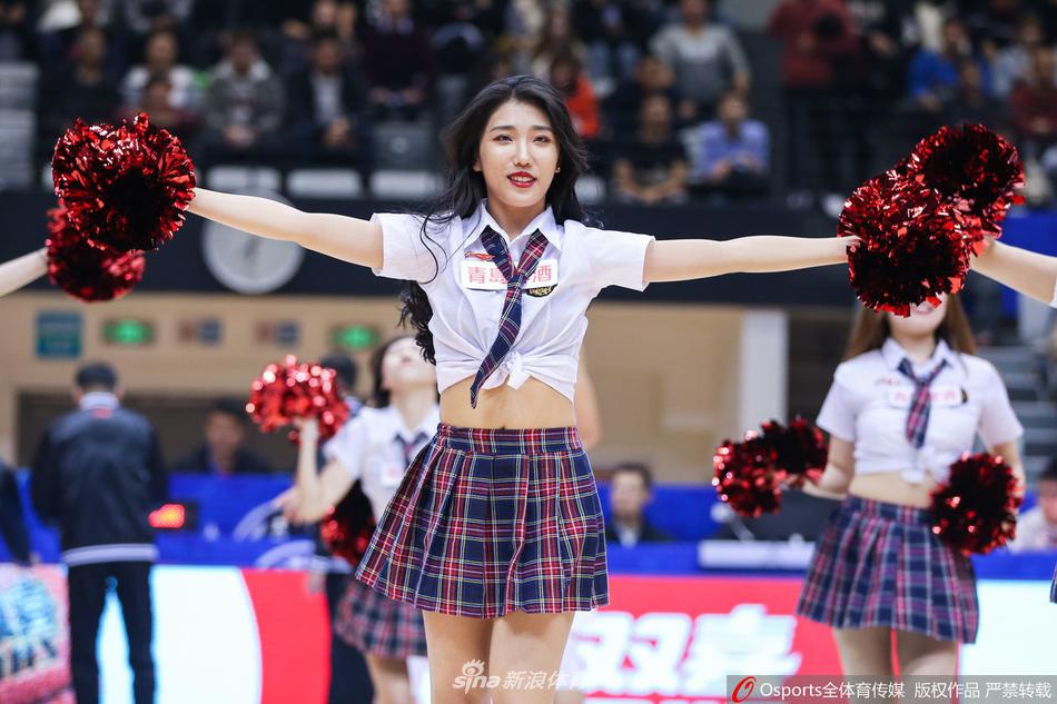 在灯光的照耀下,天津啦啦队摆出酷炫的 ending pose,她们自信的表情和专业的素养,证明了她们同样是这个赛场不可或缺的主角。