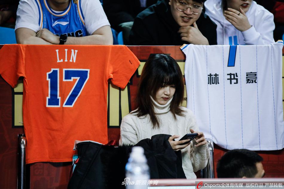 中场休息时，三位北京首钢女球迷聚在一起自拍，她们身后是波澜不惊的赛场和正在退场的球员，镜头里的笑容驱散了球队暂时落后的阴霾。