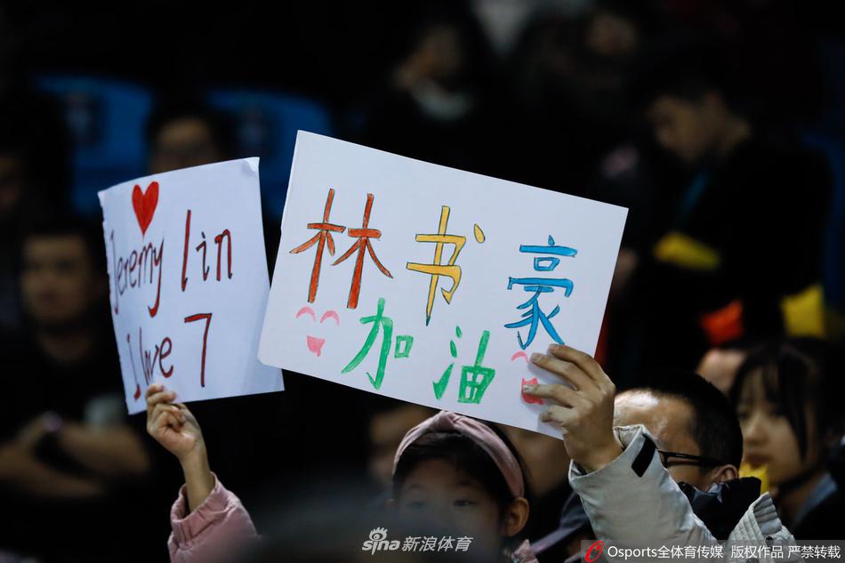 一位气质出众的北京首钢女球迷，在比赛结束后久久不愿离去，她面对看台下的赛场最后一次按下快门，身后的客队球迷区已空无一人，唯有她对篮球的那份赤诚之心依旧满满。