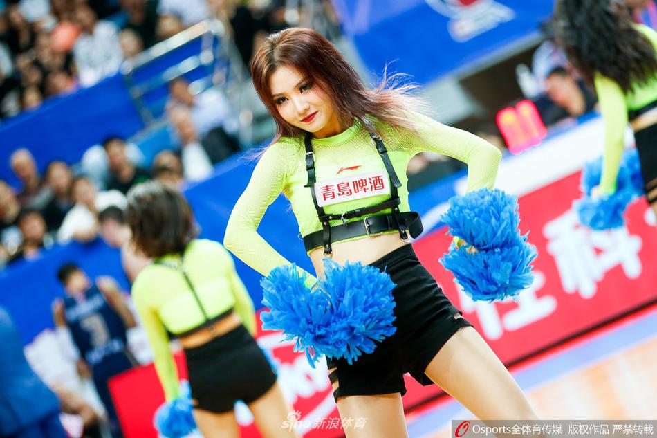 最后,全体篮球宝贝在场地中央集结,她们高举双手向热情的福建球迷致意,背景的看台上人声鼎沸,这一刻的荣耀属于每一位为比赛付出努力的人