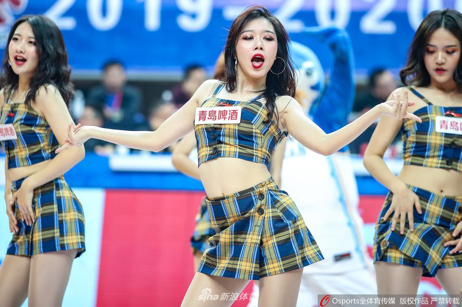 表演间隙,几位宝贝背对镜头看向大屏幕,屏幕上或许正回放着场上的精彩瞬间,她们的身影与远处的球迷看台构成了一幅和谐的赛场全景图