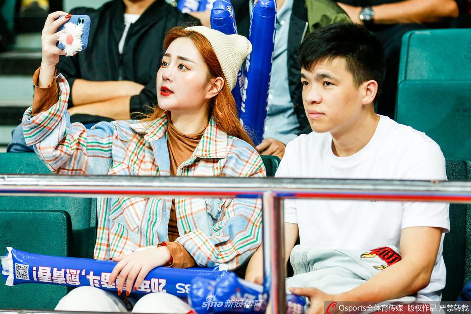 这位戴着眼镜的福建女球迷气质温婉，她安静地坐在看台上，双手轻轻托腮，仿佛在默默祈祷，希望心爱的球队能在主场拿下这场关键的胜利。