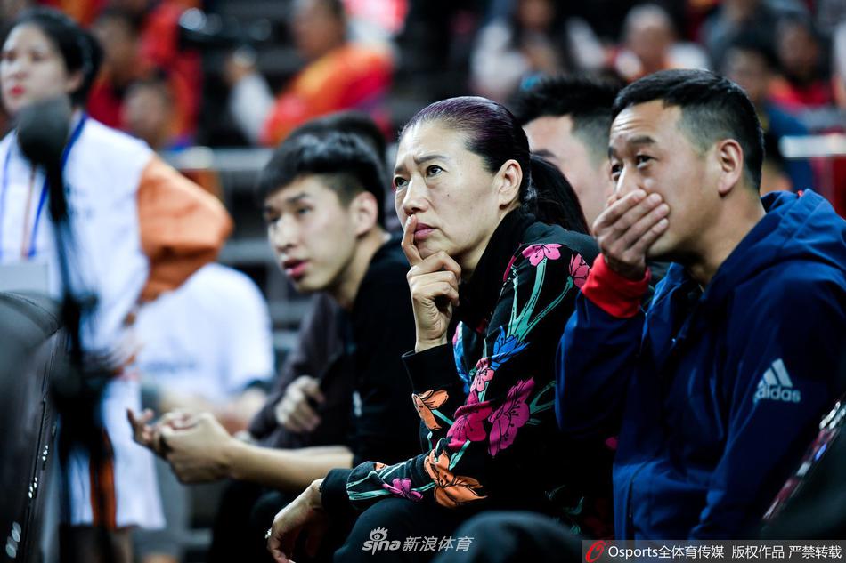 比赛结束的灯光下，球迷们依然久久不愿离去，他们挥舞着手中的围巾，组成一片流动的红色海洋，用温暖的坚守告慰拼尽全力的球员：无论输赢，我们始终与你同在。