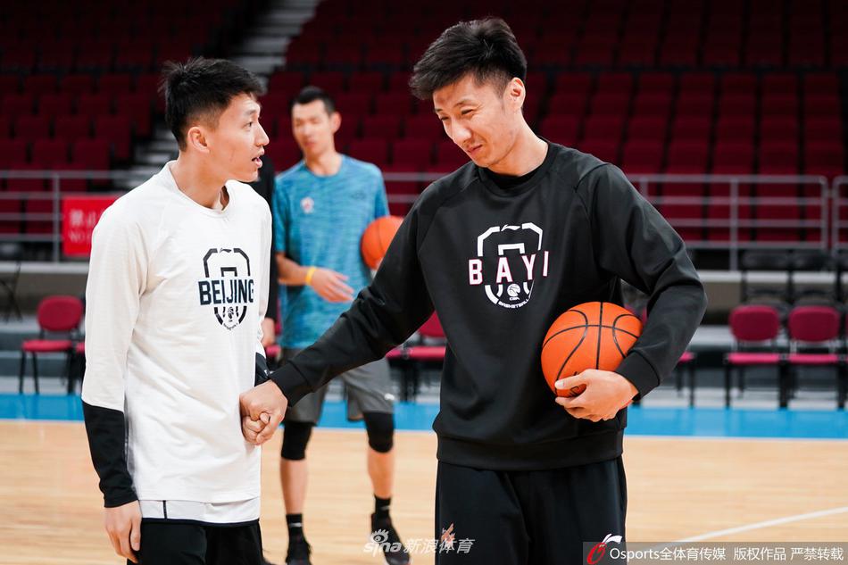 身穿训练服的八一队员付豪,在篮下进行着一次扎实的背身单打练习,肌肉线条在球馆灯光下显得格外分明,眼神里透着一股狠劲。