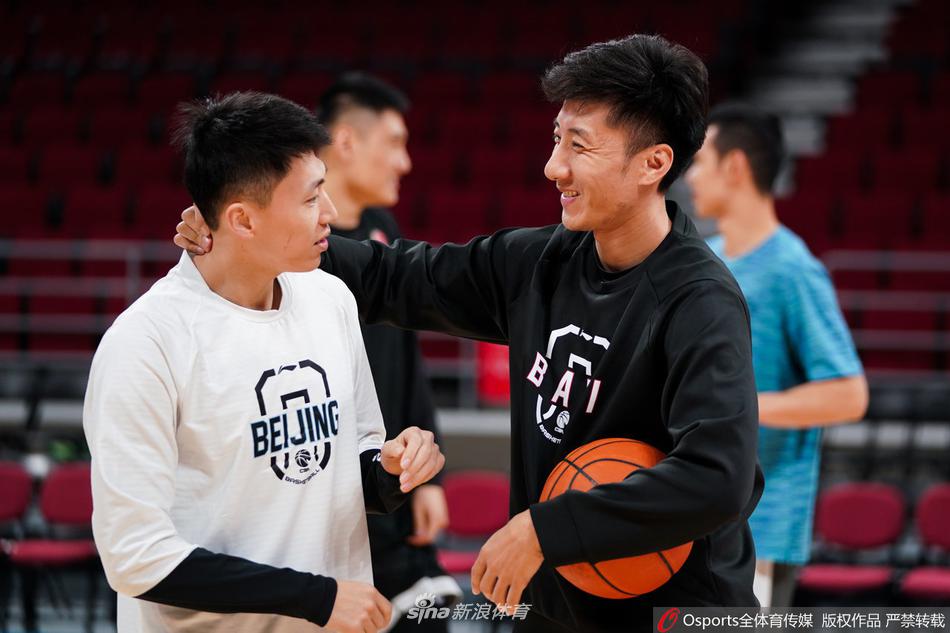 八一老将韩硕眼神专注,在训练间隙与前来打招呼的刘晓宇握手寒暄,脸上露出难得的轻松笑容,场边的篮球静静诉说着即将到来的激烈对决。