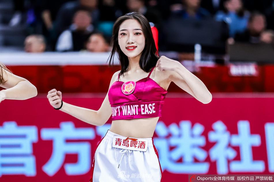 灯光聚焦下的篮球宝贝们扎着利落的高马尾,身着亮片点缀的宝蓝色战袍,随着动感节拍扬起自信的笑脸,她们的手臂在空中划出优美弧线,仿佛战场上擂响战鼓的娘子军,瞬间点燃了整座球馆的激情。